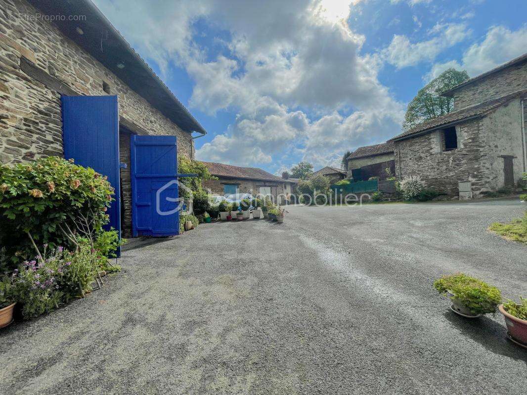 Maison à CHAMPAGNAC-LA-RIVIERE