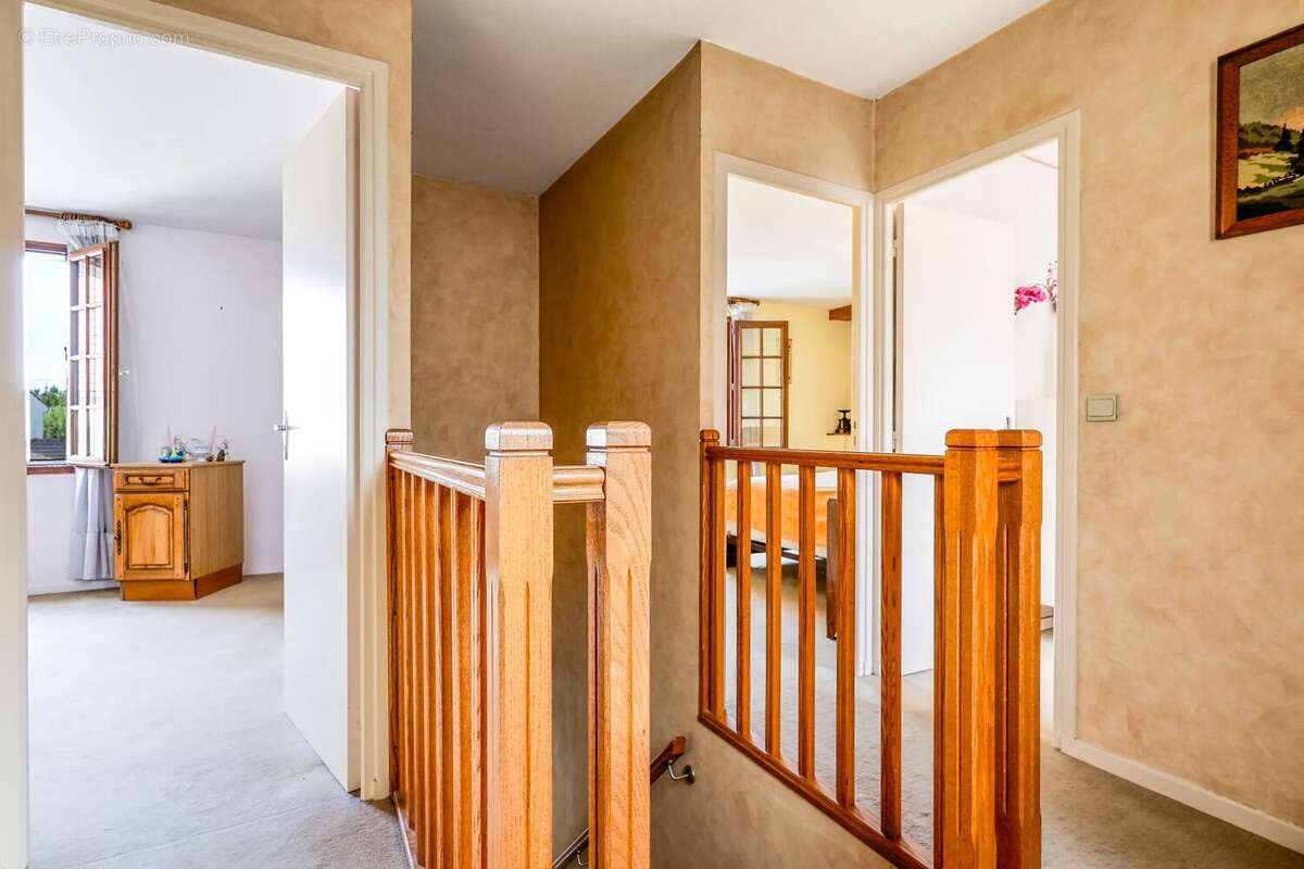 EXCLUSIVITÉ – Maison familiale traversante avec jardin, garage, sous-sol total et fort potentiel d’évolution – Plateau de Gentil - photo 17