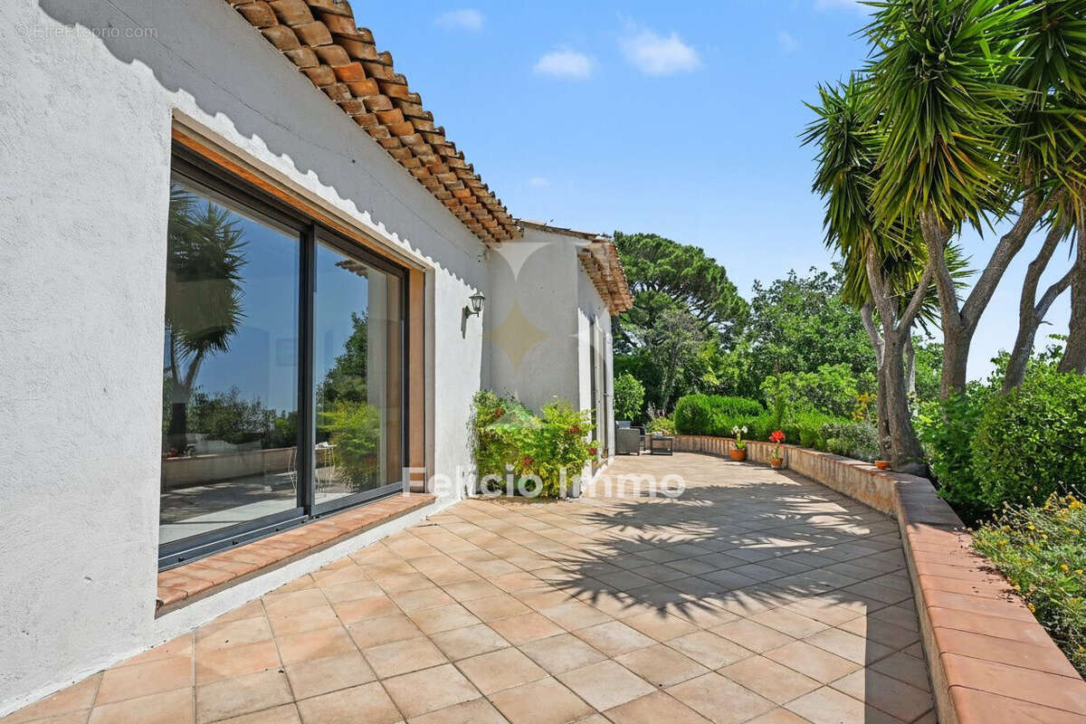 Maison à CHATEAUNEUF-GRASSE