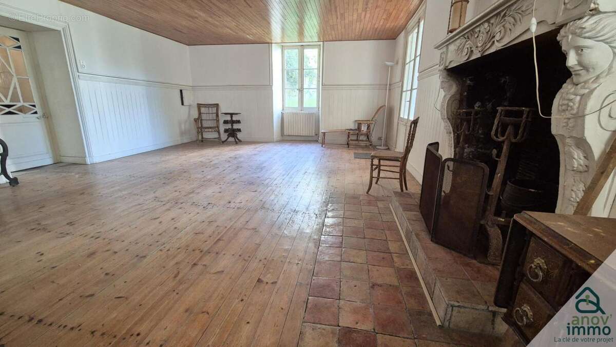 Maison à VILLEBOIS-LAVALETTE