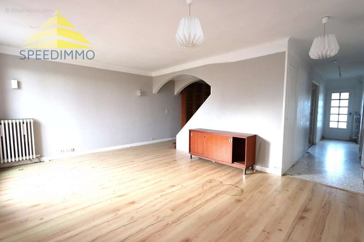 Maison à MANDRES-LES-ROSES