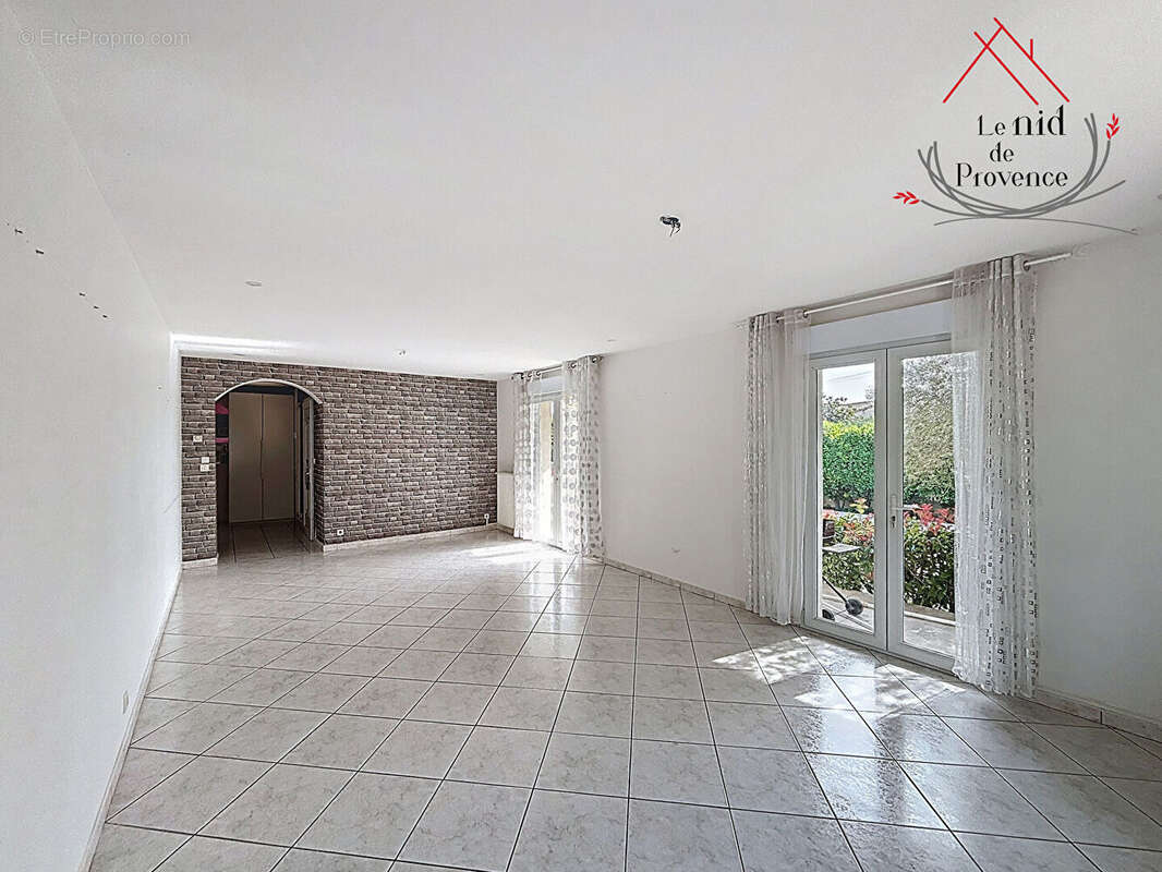 Maison à CAMARET-SUR-AIGUES