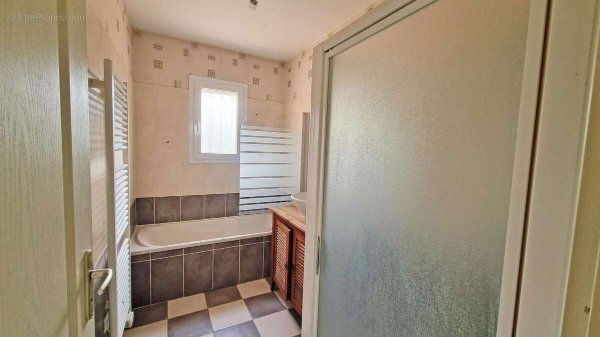 Maison à MANZAC-SUR-VERN