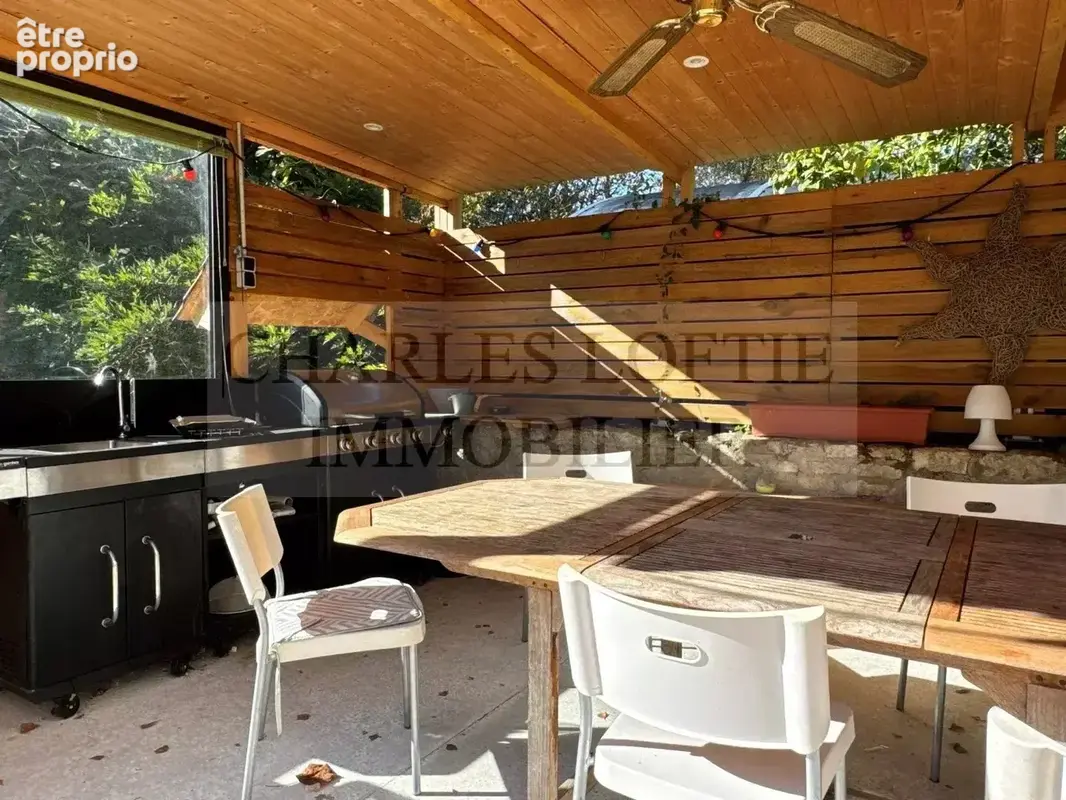Superbe ensemble immobilier comprenant deux grandes maisons, deux piscines et dépendance sur un terrain de plus 8400 m², proche  - photo 26