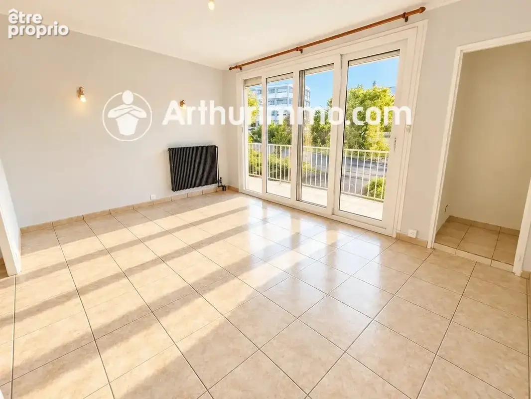 Appartement T4 de 75 m² avec garage double, cave et balcon – Grigny (69520) - photo 4