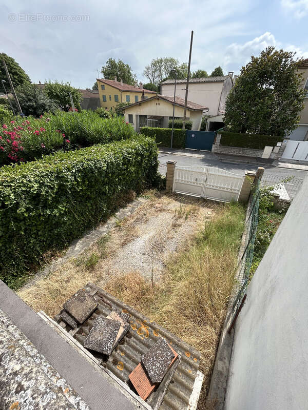 Maison entièrement à rénover avec jardin . - photo 2