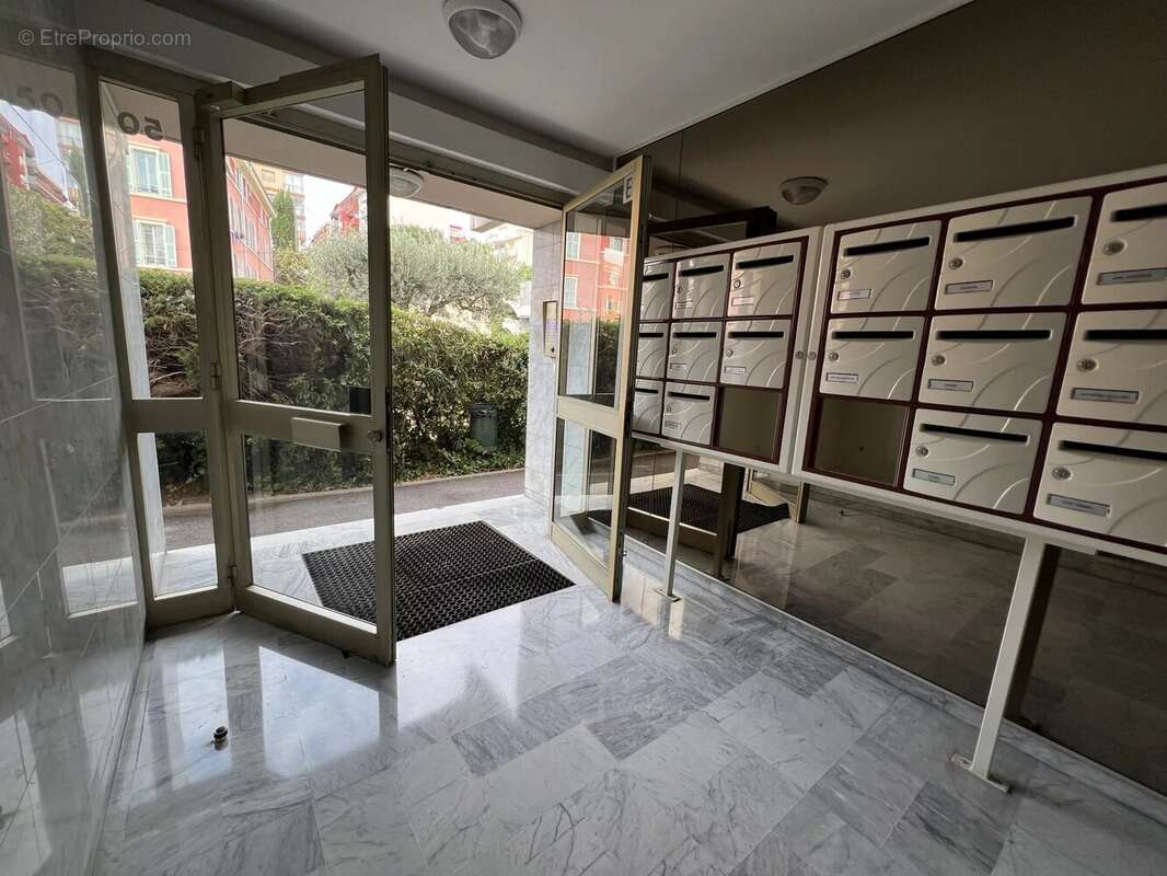 Appartement à SAINT-LAURENT-DU-VAR