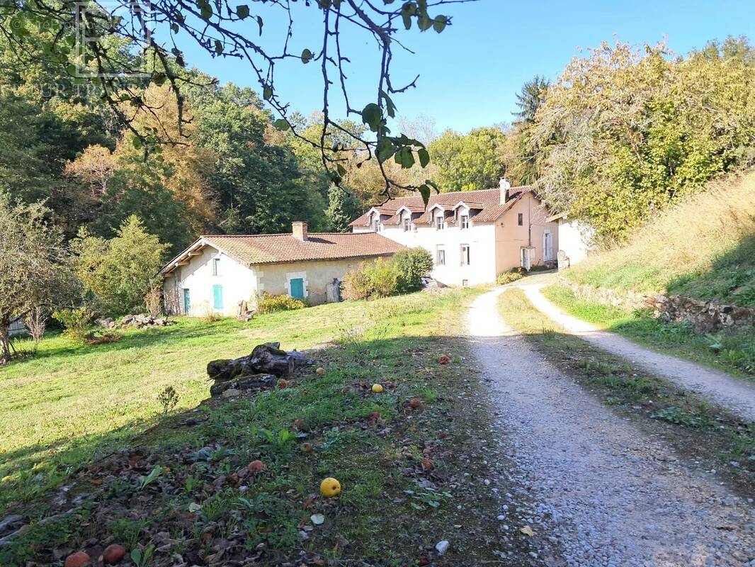 Maison à SAINT-MARTIAL-DE-VALETTE