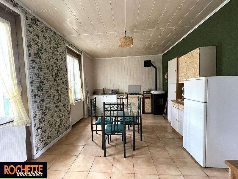 Maison 114 m² à Saint-Just-La-Pendue  - photo 4