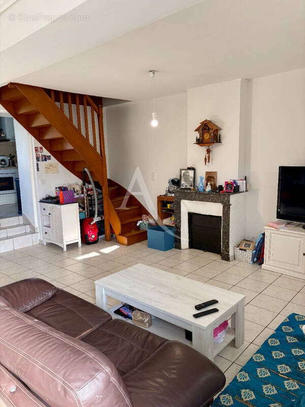 Maison à SAINT-DENIS-DE-L'HOTEL