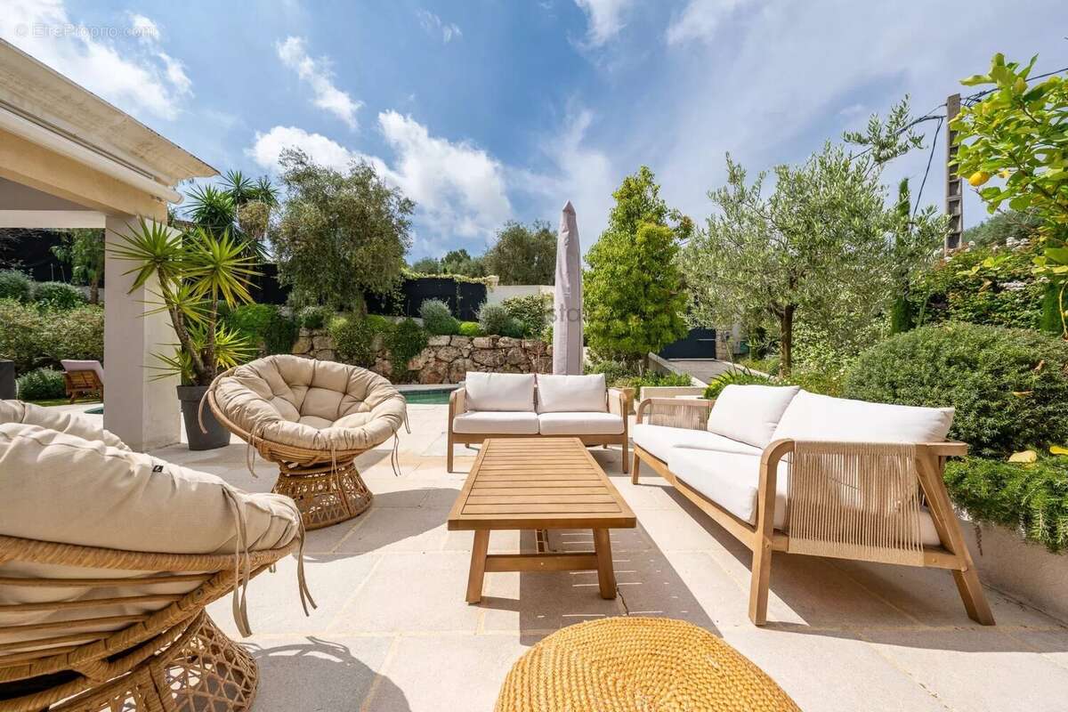 Colline de castellaras - villa provencale - jardin et piscine - photo 16