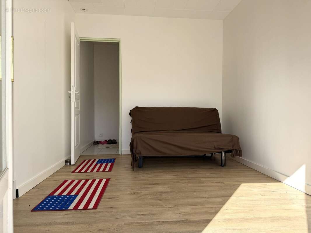 Chambre 2 avec dressing - Maison à MAROLLES-LES-BRAULTS