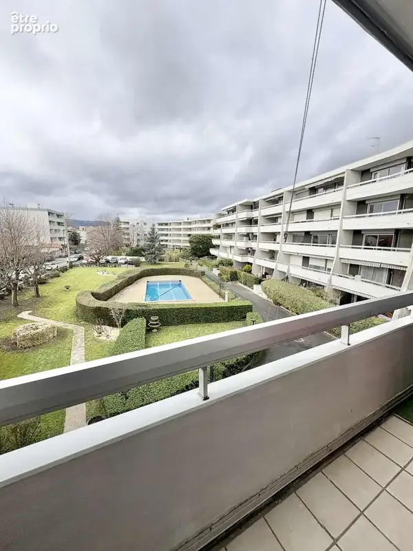 Appartement T1   Résidence recherchée avec piscine   Riom - photo 2