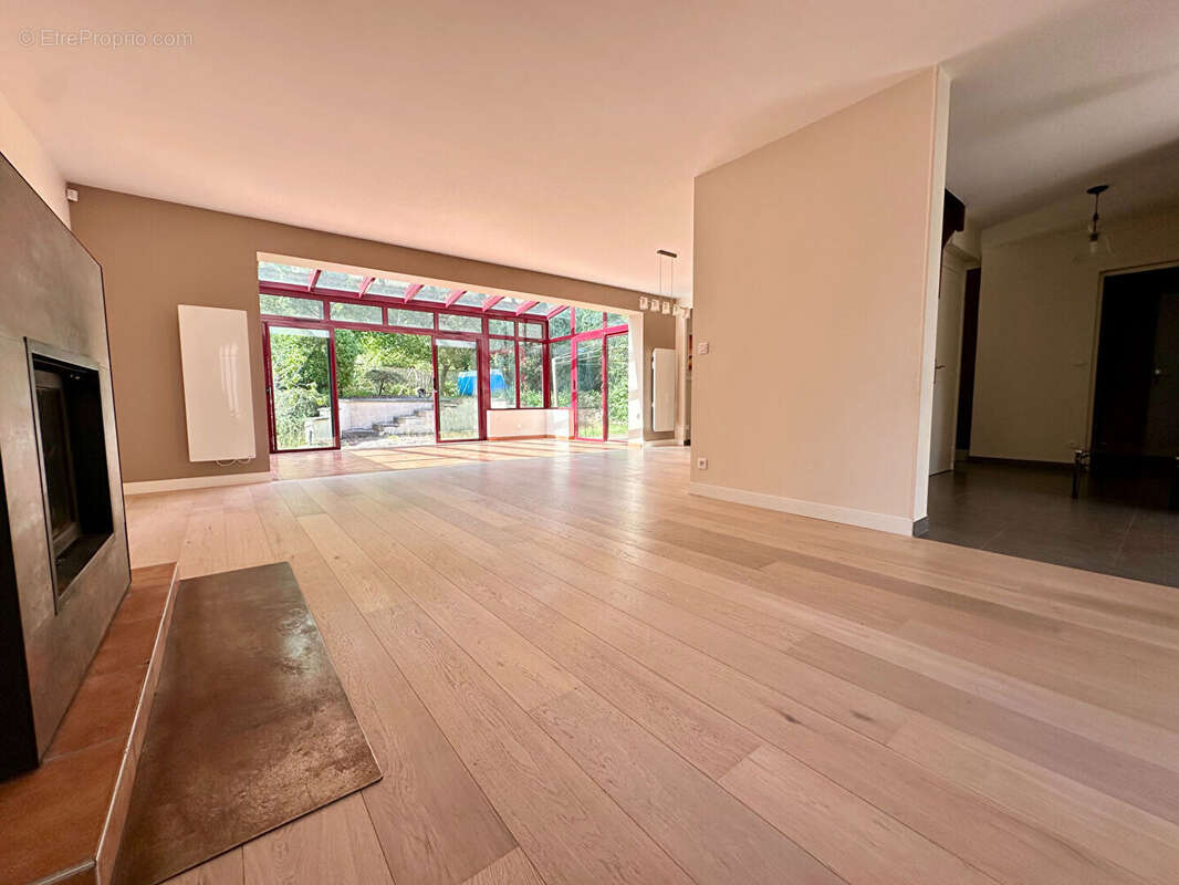 Maison à LE MESNIL-LE-ROI