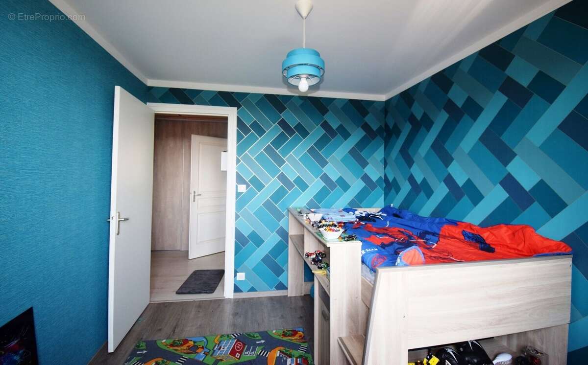 À VENDRE - Maison sur les hauteurs de CUSSET avec garage et jardin. - photo 8
