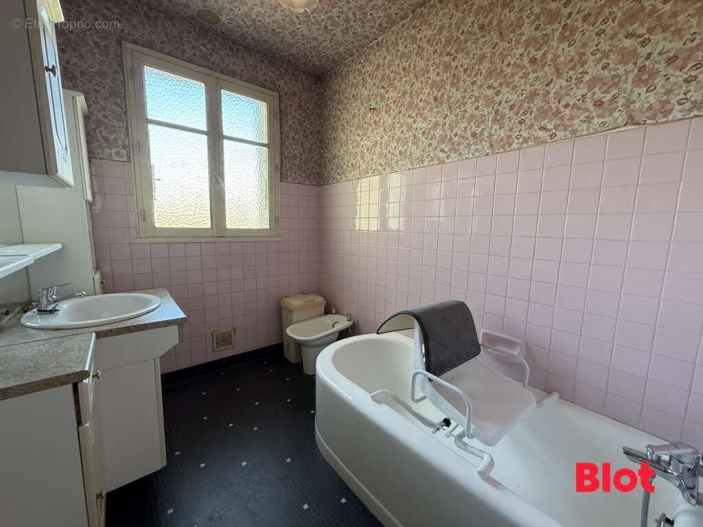 Maison à MONTREUIL-SUR-ILLE