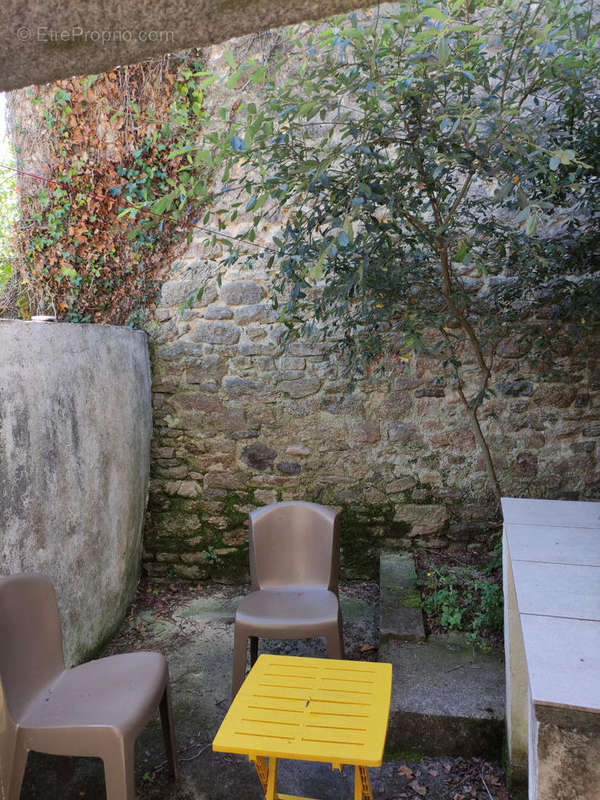 Cour - Maison à SAINT-CARADEC-TREGOMEL