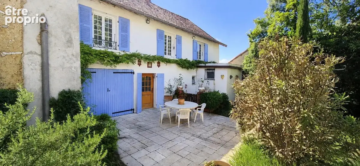 Bâtisse de 140 m2 habitables sur parce de 3375 m2, avec garage, grange et caves. - photo 2