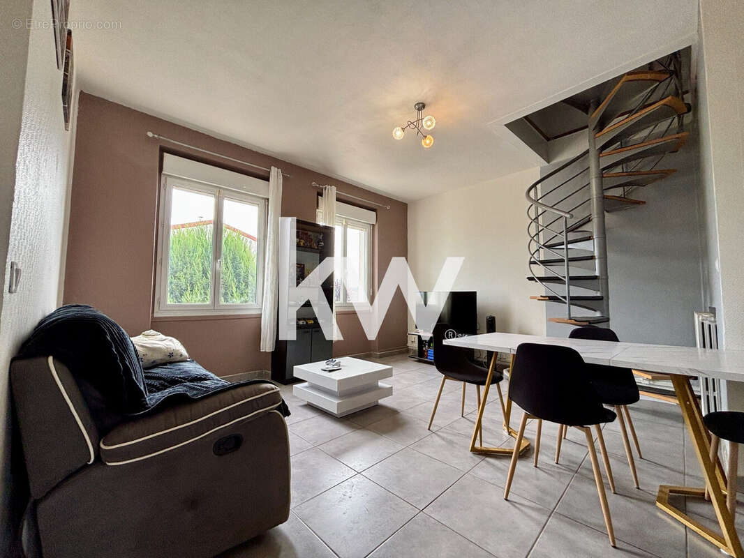 Maison 131 m² à Saint-Genest-Lerpt  - photo 4