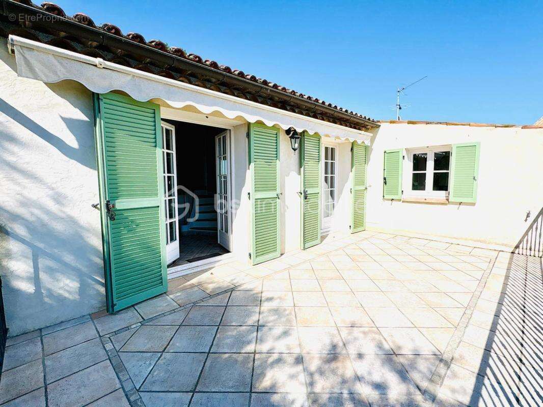 Vence – Élégante propriété de 210 m² avec piscine, jardin paysager et potentiel de 5 chambres - photo 21