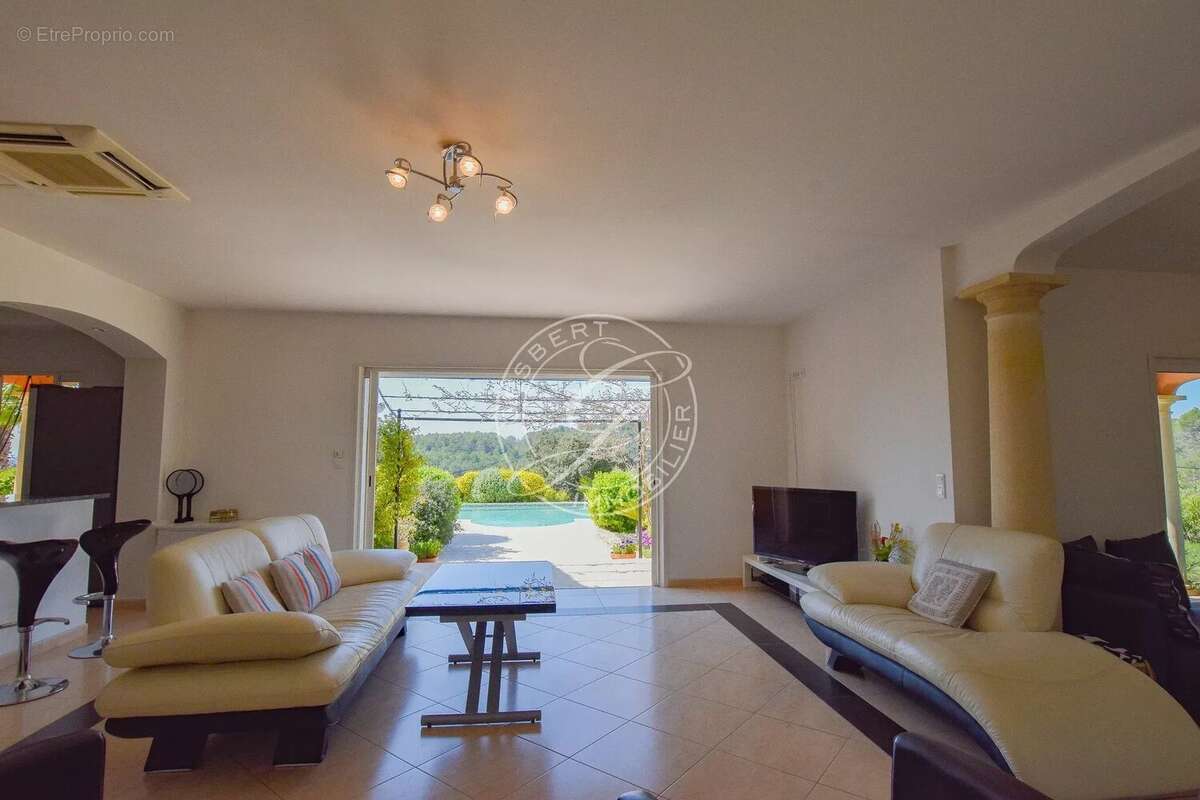 A VENDRE - FLAYOSC très belle villa avec vue dominante et piscine - photo 12