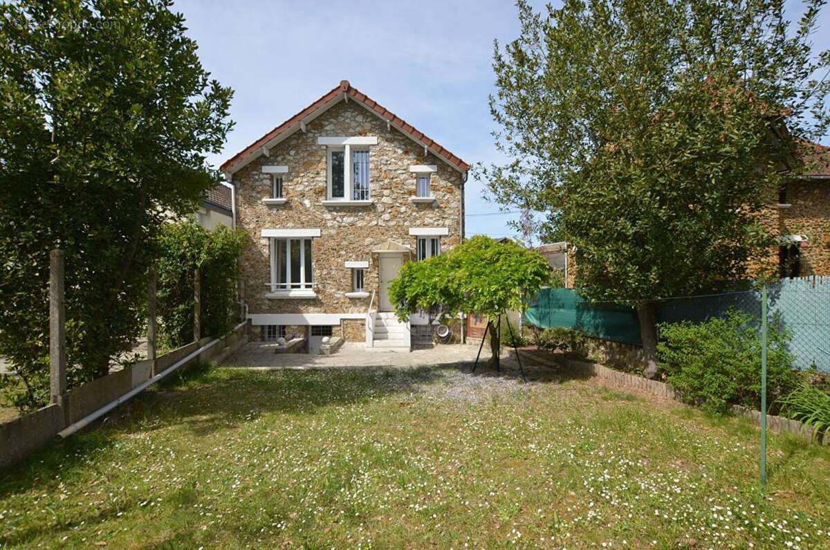 Maison à SAINTE-GENEVIEVE-DES-BOIS