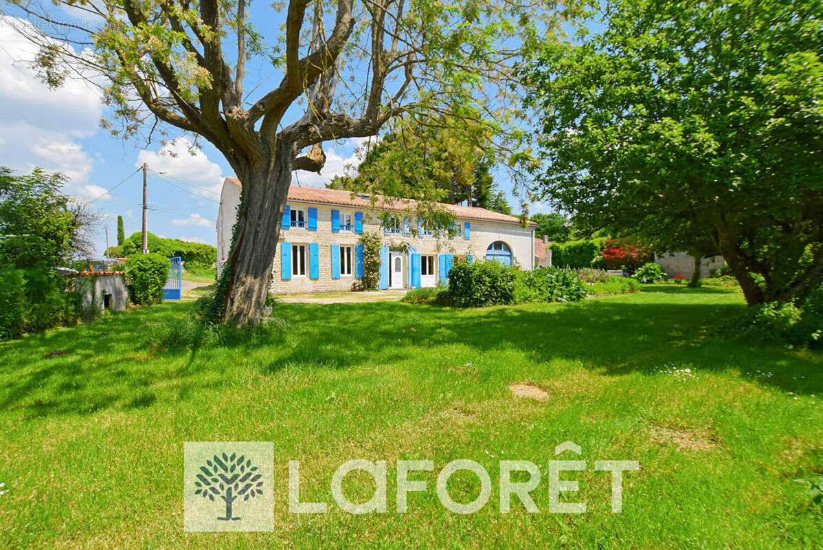 Maison à SAINT-GENIS-DE-SAINTONGE