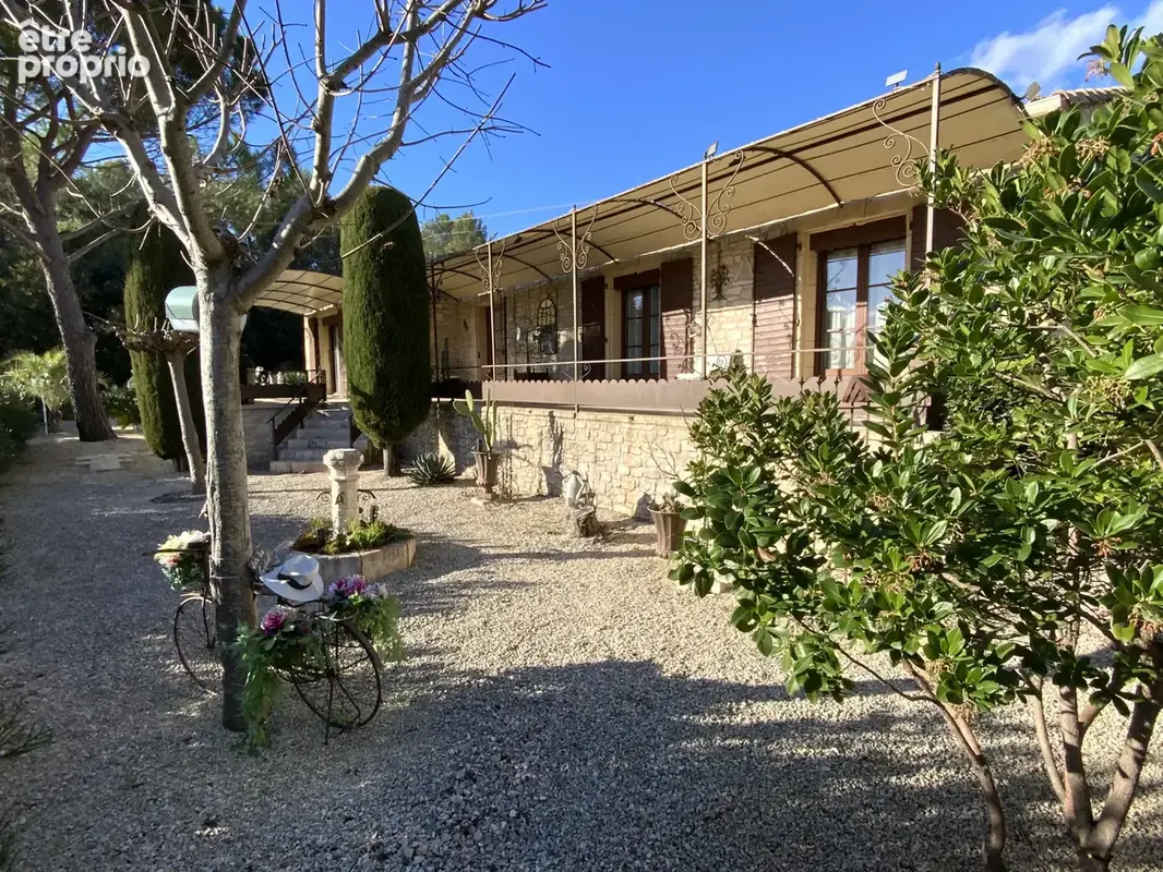 Charmante villa de plain pied sur un beau terrain arboré avec piscine. - photo 3
