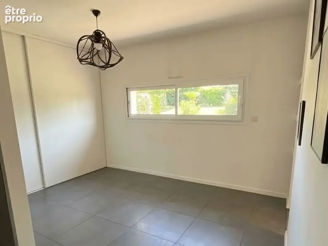Maison d'architecte de plain-pied de 108 m² : garage double et terrasse. - photo 9
