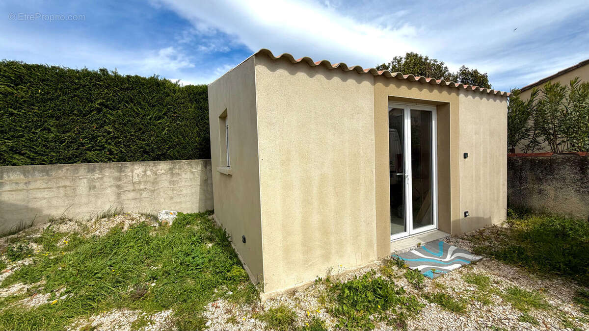 Maison à ENTRAIGUES-SUR-LA-SORGUE