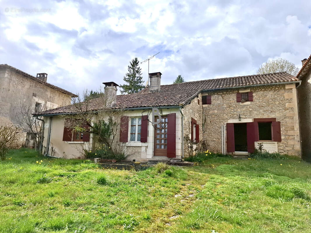 Maison à CHAMPAGNAC-DE-BELAIR