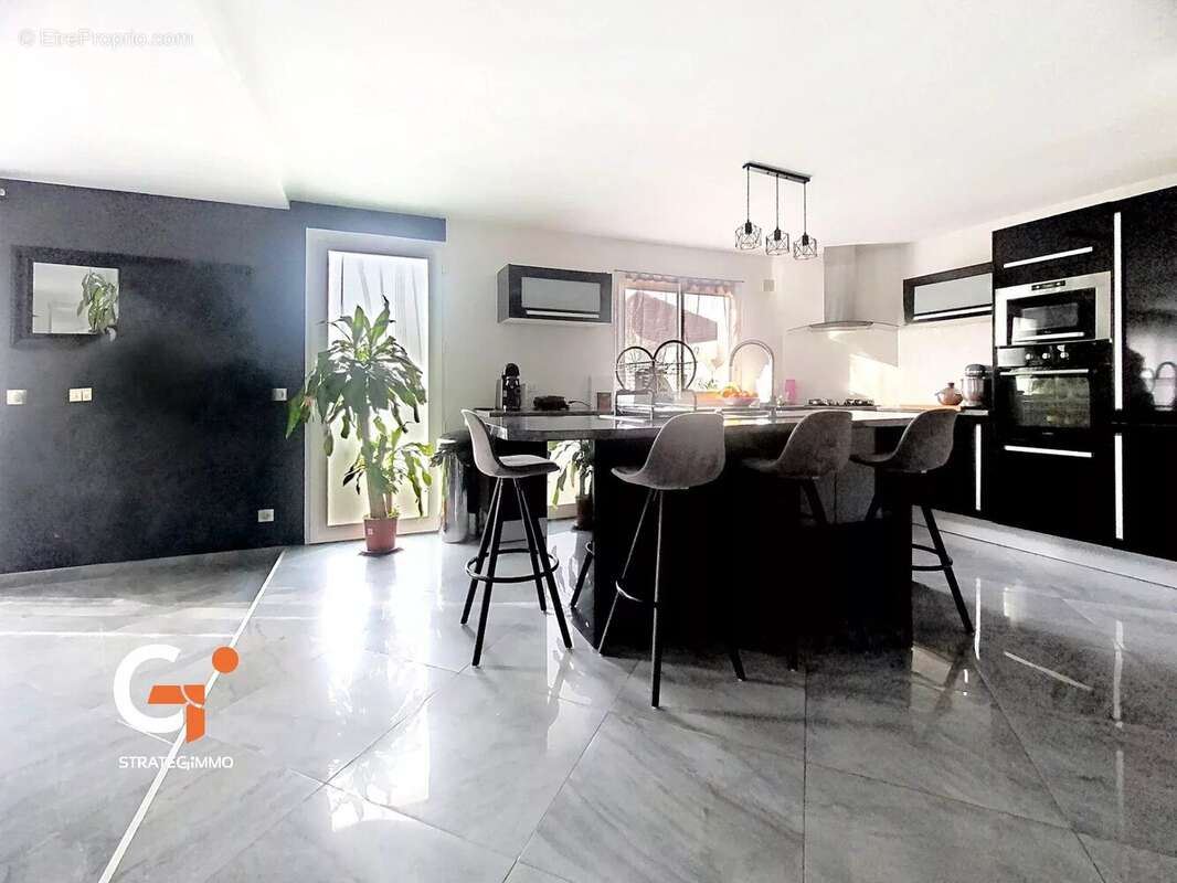 Maison à SAINT-ETIENNE-DU-ROUVRAY