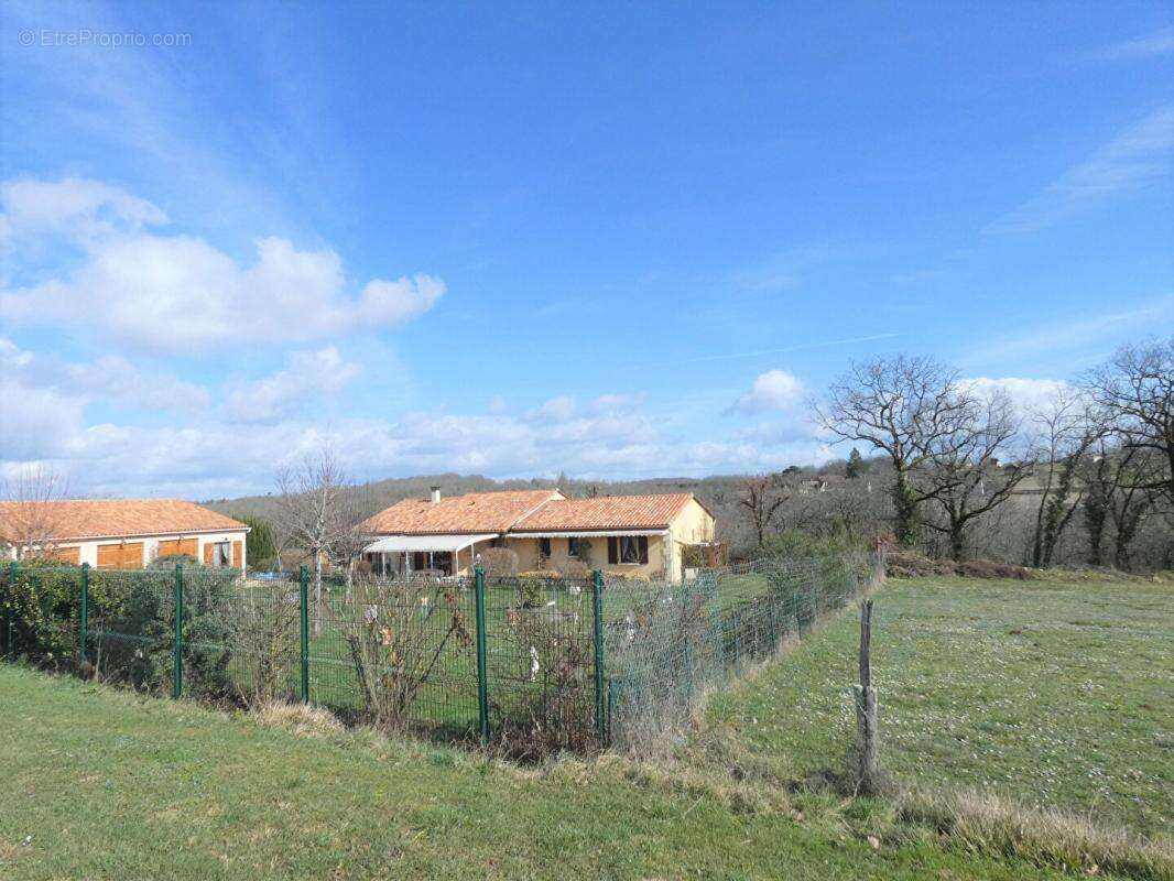 Maison de plain-pied 140m², 3 chambres, 2 terrasses, 3 garages, terrain 5800m² - photo 5