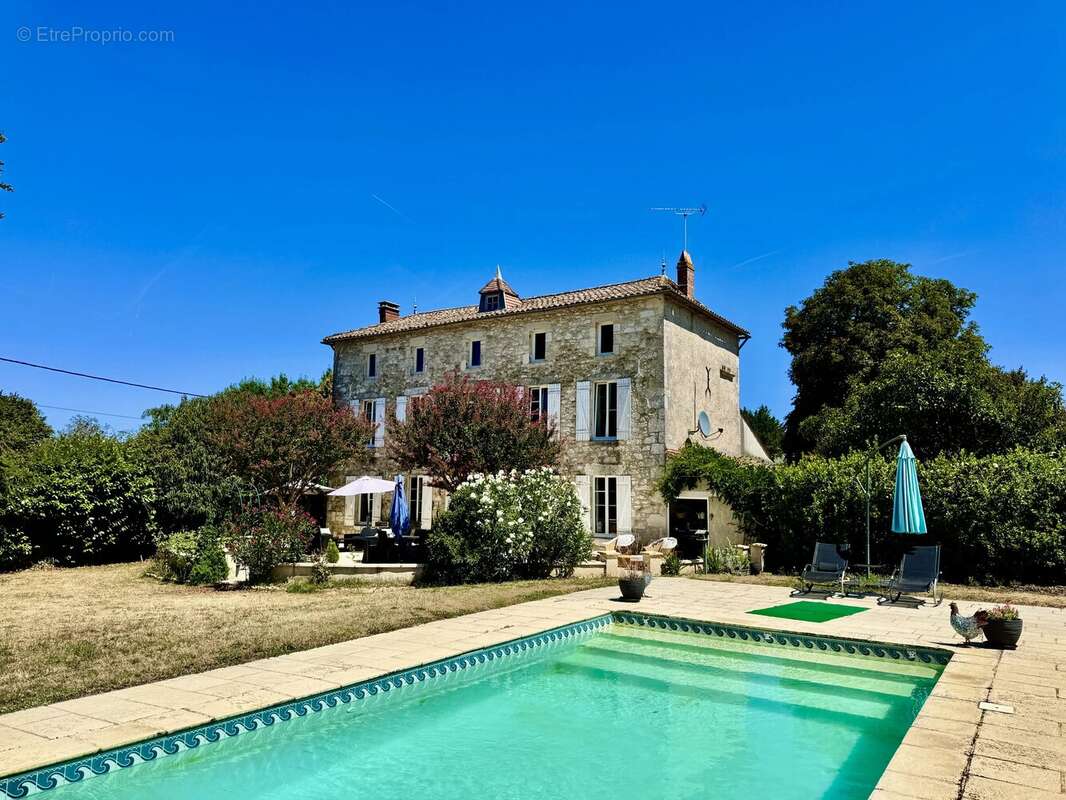 Élégante Maison de Maître avec Piscine Chauffée et Parc Arboré - photo 2