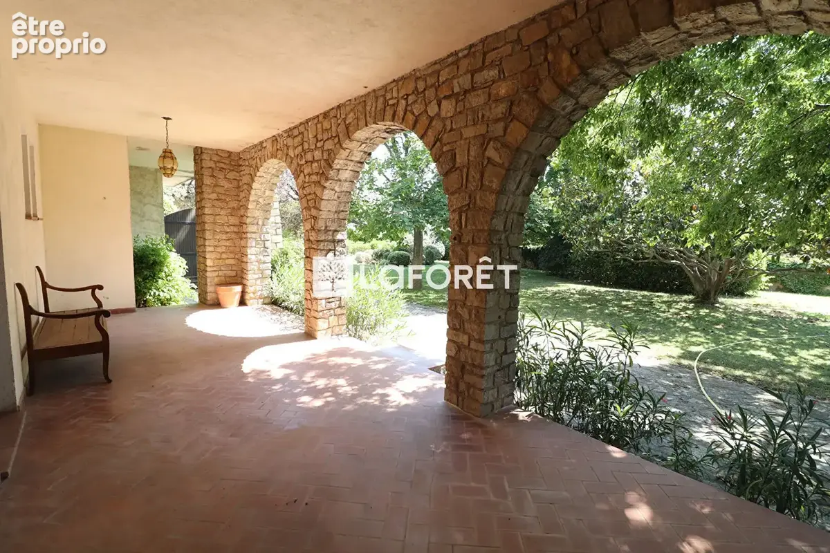 CUERS : Maison 7 Pièces implantée sur un parc paysager de 1.000 m². - photo 3