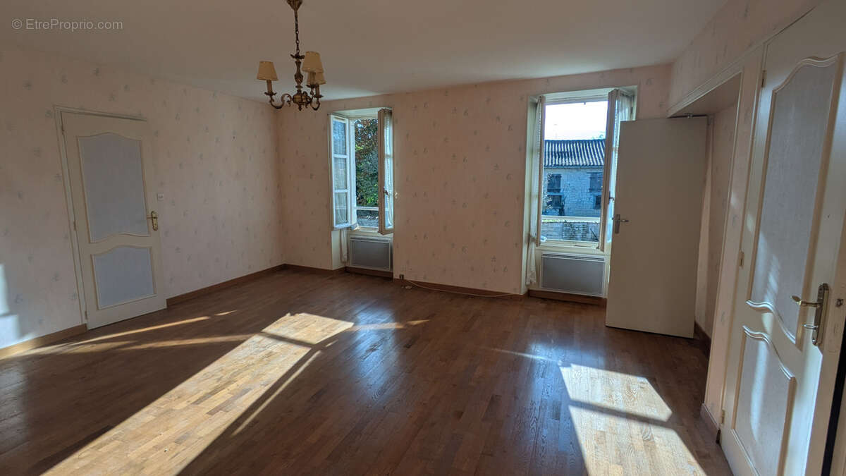 Maison à FRONTENAY-ROHAN-ROHAN