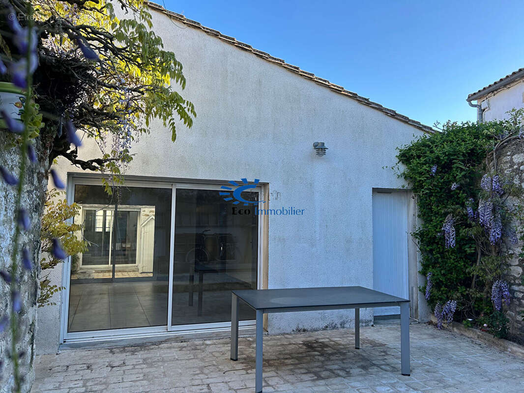La flotte maison de bourg 3 chambres+bureau cour et patio - photo 4