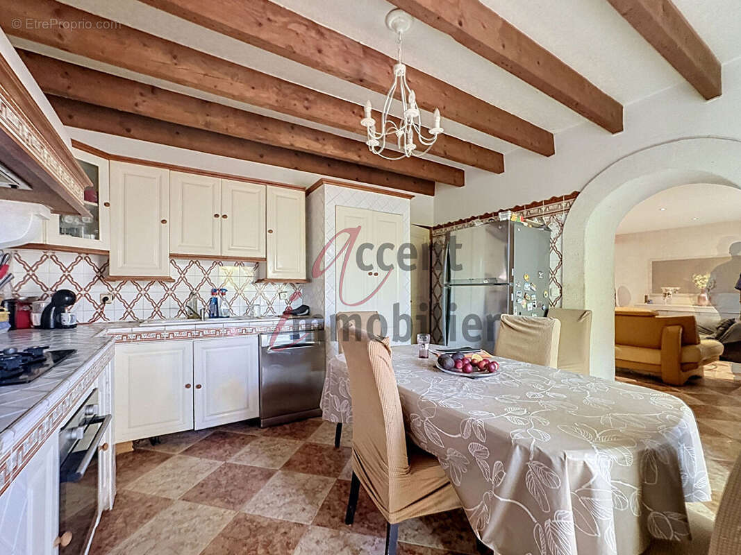 Cabannes, partie de mas de 128m² sur 584m² de terrain - photo 4