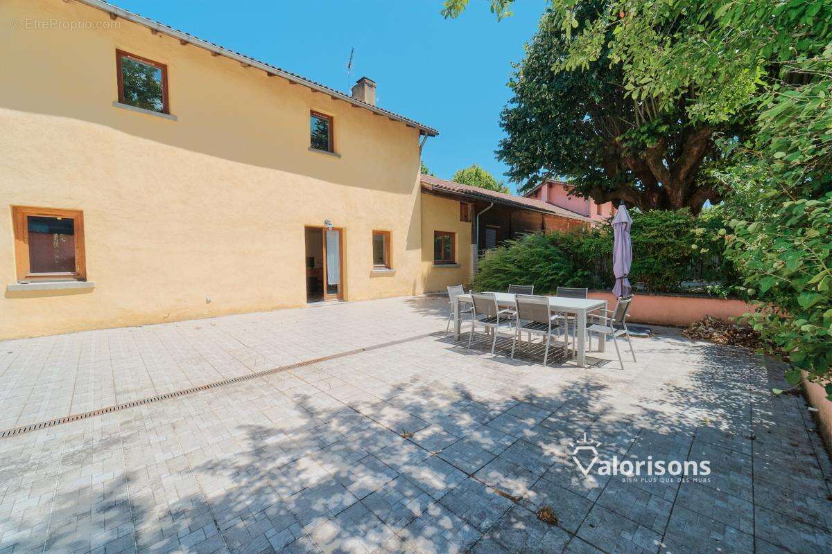Maison 100 m² à Jons  - photo 4