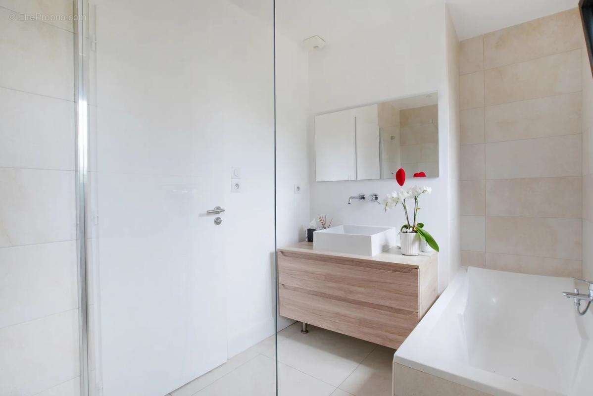 Maison à LA ROQUE-ESCLAPON