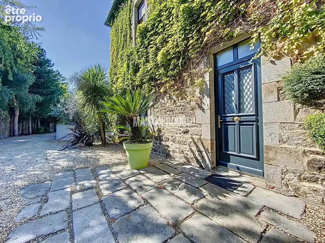 DOL-DE-BRETAGNE - Rare propriété avec piscine et terrain constructible en centre-ville - photo 7