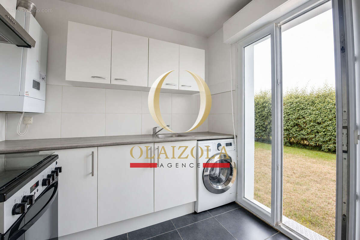 ASCAIN - Appartement T2 en rez-de-jardin dans résidence calme avec parking sous-sol. - photo 3