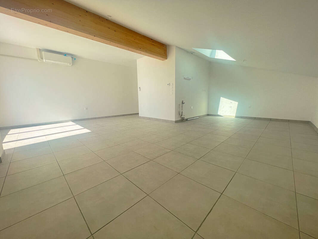 Appartement à PINS-JUSTARET