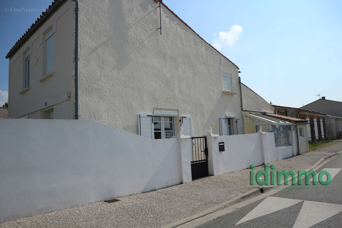 Belle maison en bon etat general de 100 m2 sur un terrain clos de 115 m2. centre bourg a proximite des commerc - photo 4