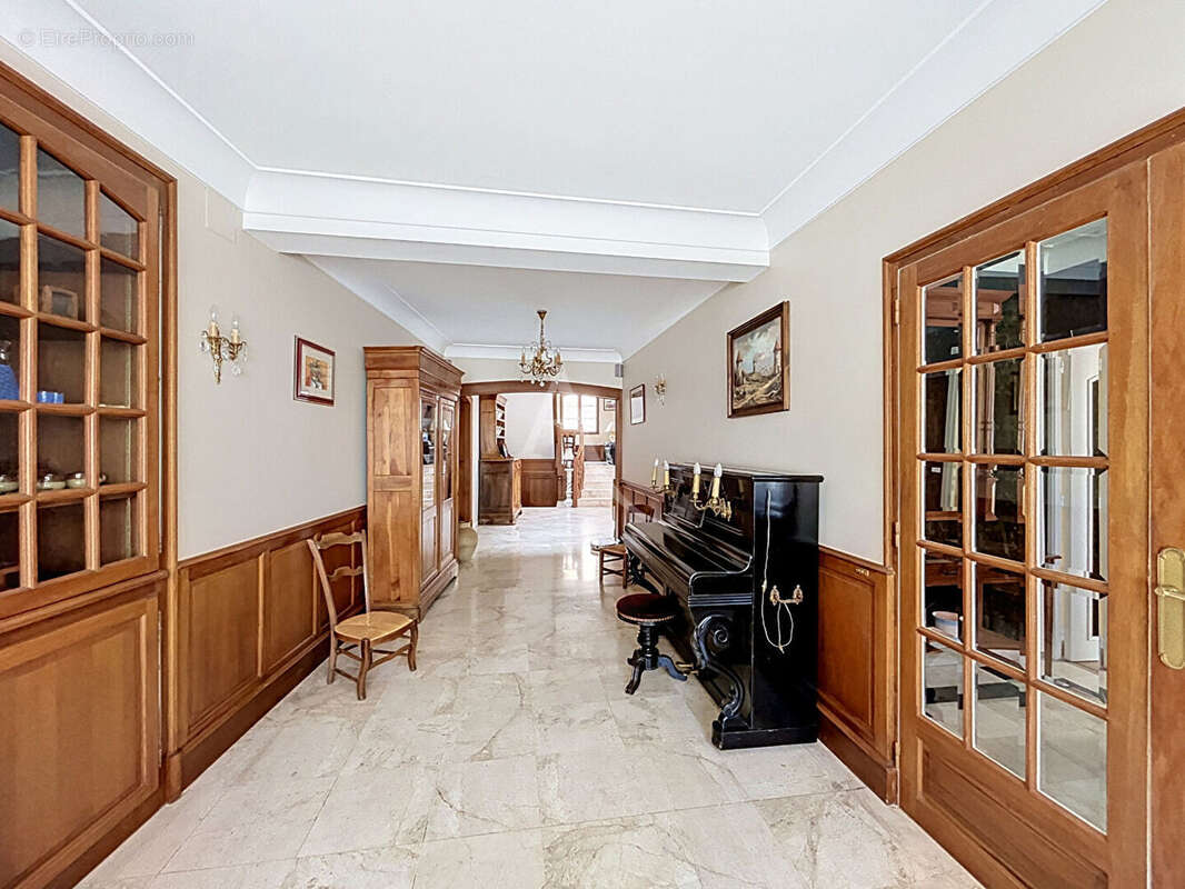 Maison Chateau Gontier Sur Mayenne   380 m2 - photo 5