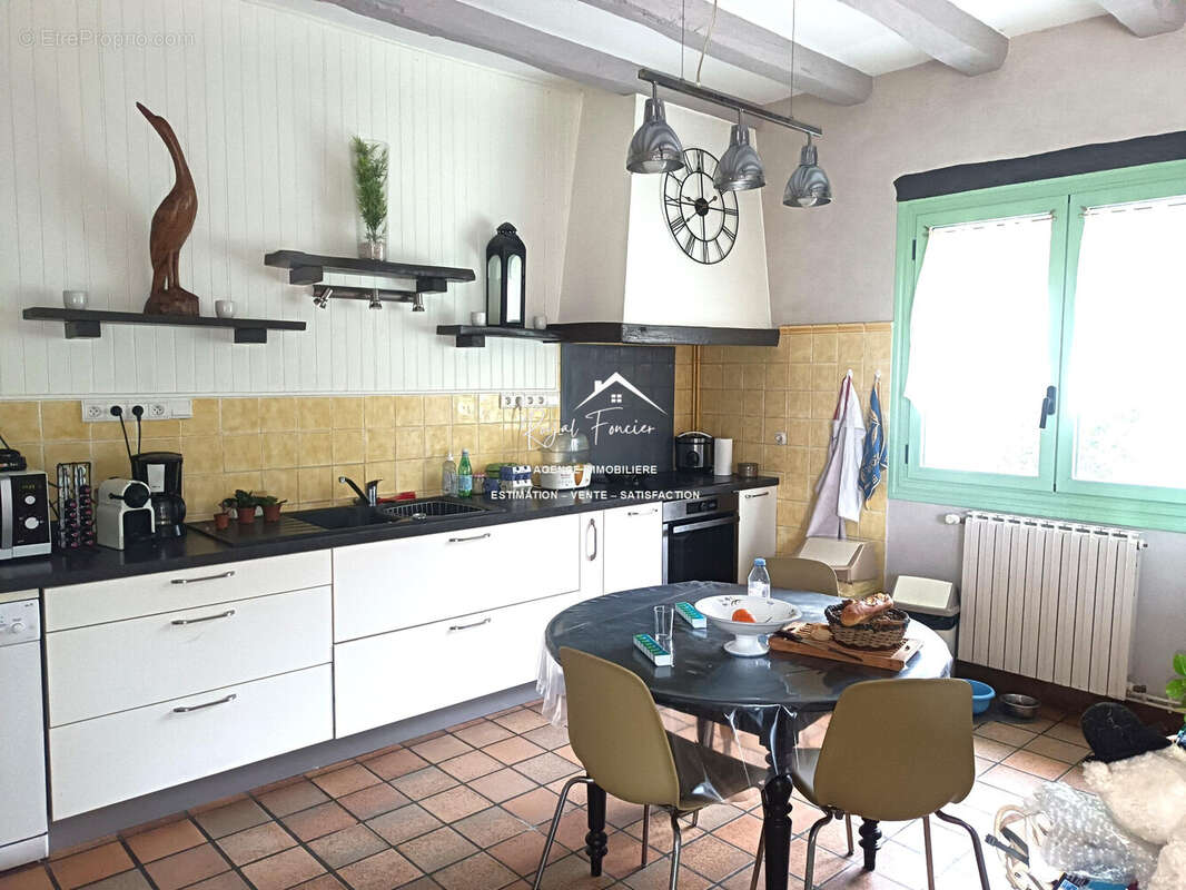 Pièce de vie avec cuisine de 65 m2 au total - Maison à VAUX-SUR-VIENNE