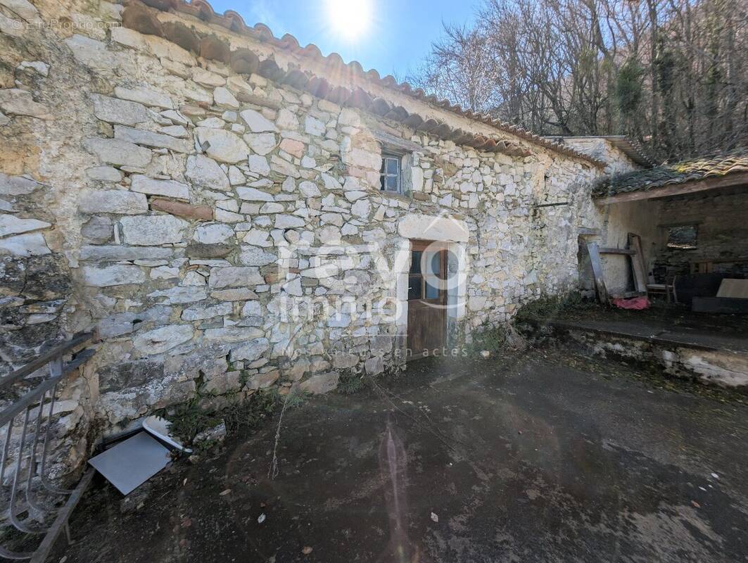 Maison à ROCHE-SAINT-SECRET-BECONNE