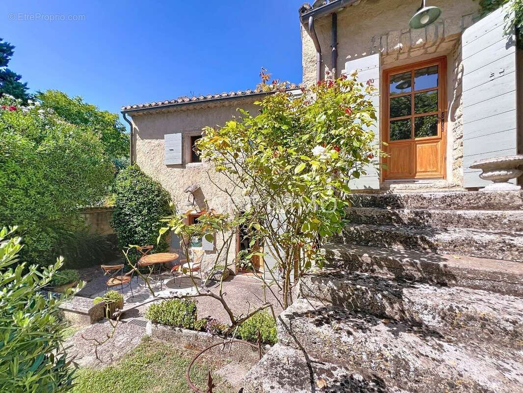 Maison de village avec piscine sur un grand terrain. - photo 2