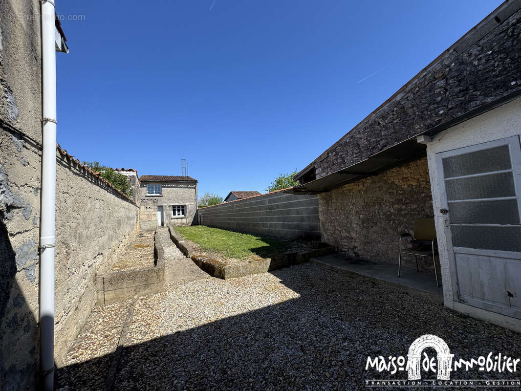 A vendre à BOUTIERS ST TROJAN - Maison de village - 3 chambres - 93m2 - Jardin, garage et dépendance - photo 3