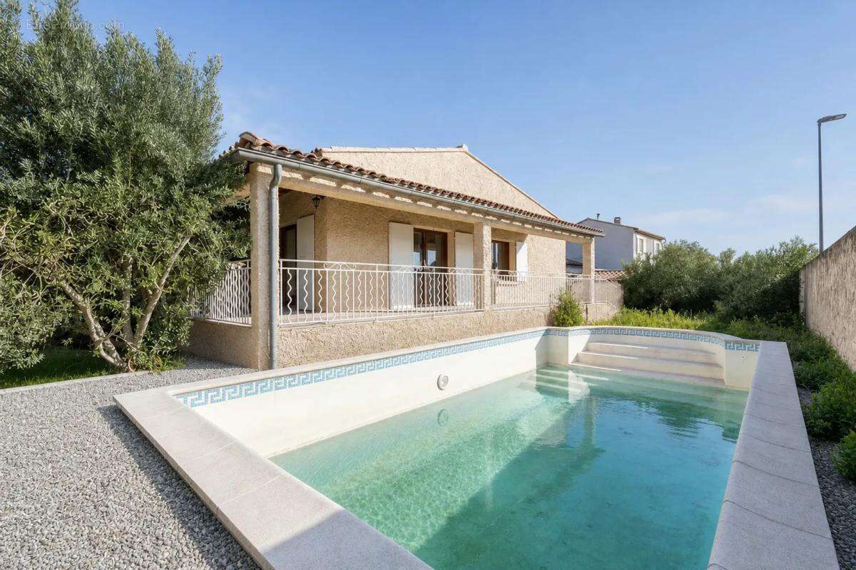 Maison à ENTRAIGUES-SUR-LA-SORGUE